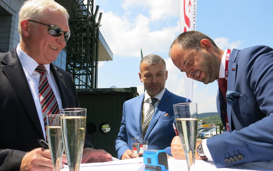 ERA and the German company SMAG have signed a contract for delivery of first batch of container mast systems for DPET VERA-NG