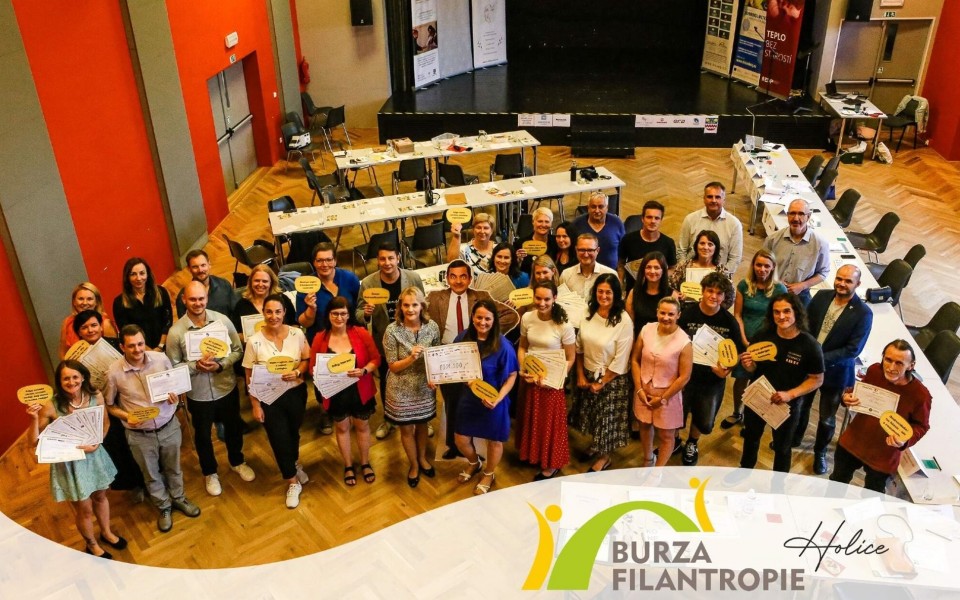 ERA posedmé na Burze filantropie: letos podpořila terénní péči, divadelní festival a útulek pro psy