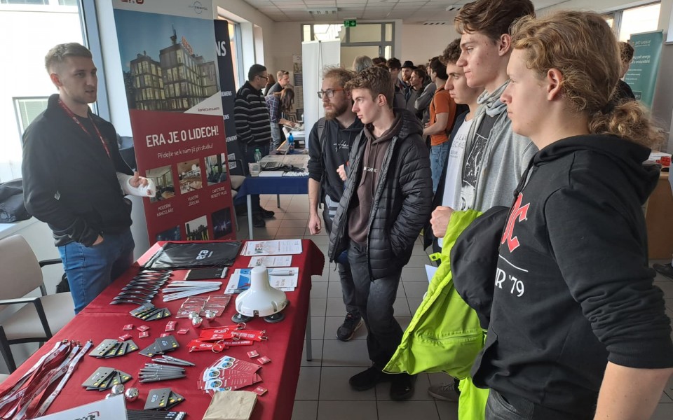ERA je mezi mladými vidět! Podzim byl plný setkání se studenty