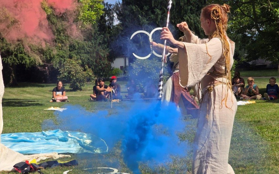 ERA podporuje charitativní divadlo pro děti v plenéru