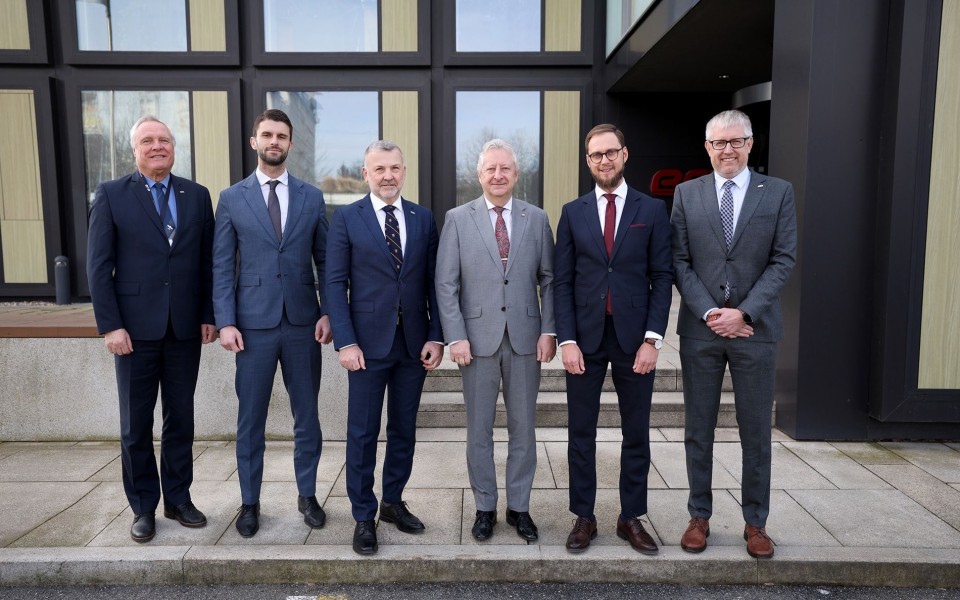 Český ministr obrany Jaromír Zůna se naživo seznámil s obrannými technologiemi firmy ERA